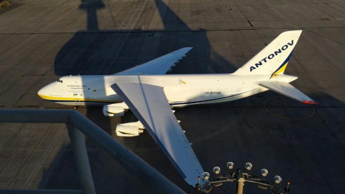 Un Antonov AN-124 a la sombra de la torre de Foronda en su visita del año 2016.