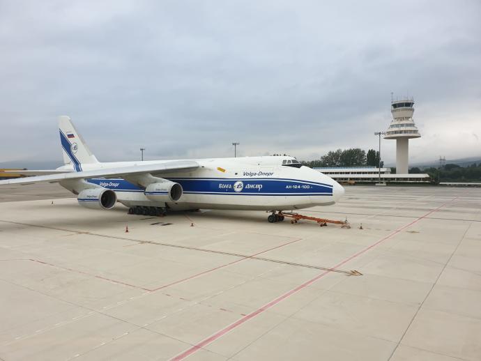 El gigante Antonov 124 reposa junto a la torre de Foronda