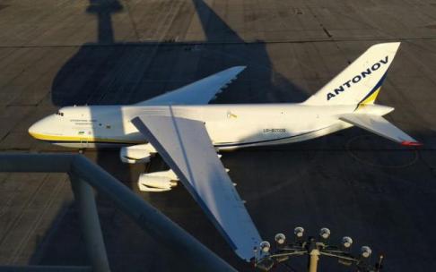 Un Antonov AN-124 a la sombra de la torre de Foronda en su visita del año 2016. Un Antonov AN-124 a la sombra de la torre de Foronda en su visita del año 2016.