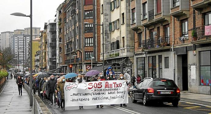 La manifestación convocada por SOS Antxo Koordinadora discurre por la avenida de Navarra.