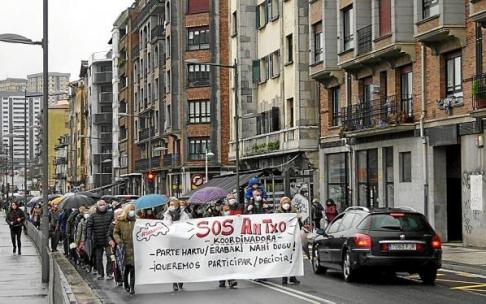 La manifestación convocada por SOS Antxo Koordinadora discurre por la avenida de Navarra.