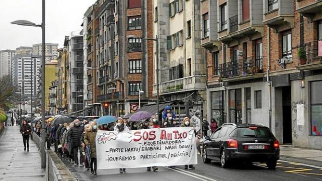 La manifestación convocada por SOS Antxo Koordinadora discurre por la avenida de Navarra.