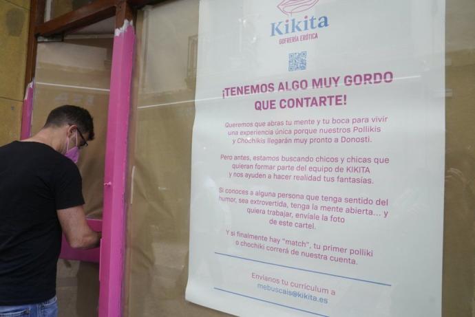 Cartel colocado en el futuro negocio, en el que la gofrería erótica busca personal "con sentido del humor".