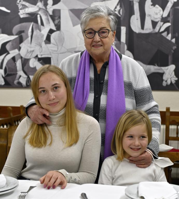 María Jesús con Anya e Izaro, de 15 y 6 años.