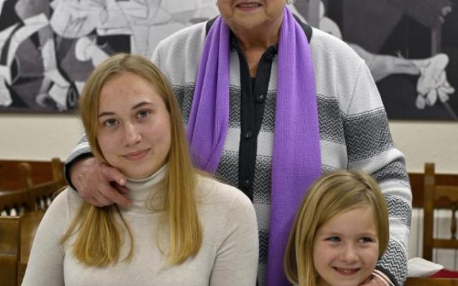 María Jesús con Anya e Izaro, de 15 y 6 años.