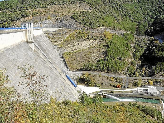 La presa del embalse de Itoiz se llenó por primera vez en el año 2000 y entró en completo funcionamiento en 2003.