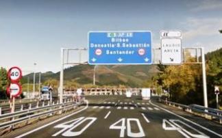 Señales de tráfico en la autopista. Señales de tráfico en la autopista.
