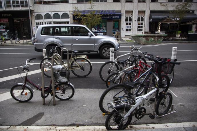 Aparcabicis de la calle Adriano VI donde ocurrieron los hechos.