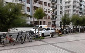 Aparcamientos de bicicletas de la plaza Zubieta, con vehículos a la izquierda y sin ellos, a la derecha, el pasado lunes hacia las 17.00 horas.