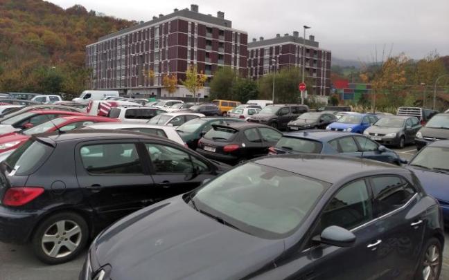 Los problemas para aparcar en Durango se han convertido en el principal quebradero de cabeza para sus vecinos. Los problemas para aparcar en Durango se han convertido en el principal quebradero de cabeza para sus vecinos.