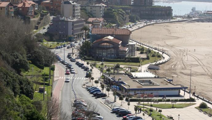 Vista general del paseo y la playa de Ereaga.