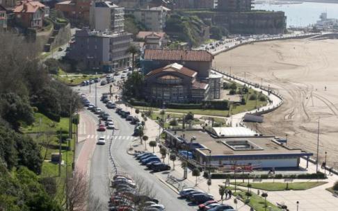 Vista general del paseo y la playa de Ereaga. Vista general del paseo y la playa de Ereaga.