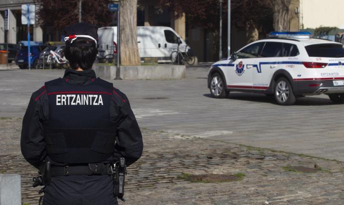 Un agente de la Ertzaina patrullando la ciudad.