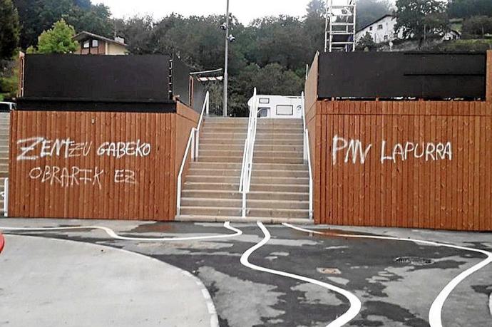 Las pintadas en el parque Dolarea. Foto: E.C.A.