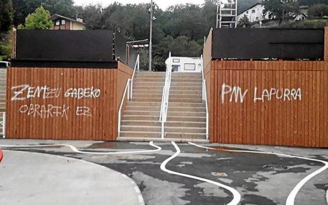 Las pintadas en el parque Dolarea. Foto: E.C.A.