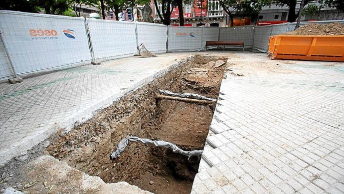 Aparecen restos de la muralla medieval en el paseo de Sarasate