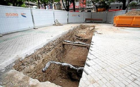 Aparecen restos de la muralla medieval en el paseo de Sarasate