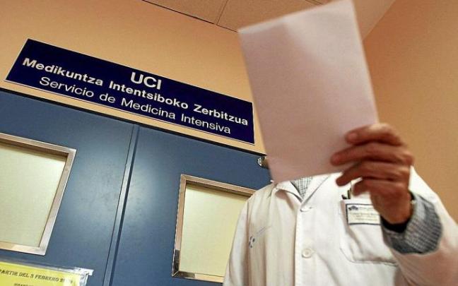 Un especialista lee el testamento vital de un paciente a las puertas de una UCI gasteiztarra. Foto: Josu Chavarri