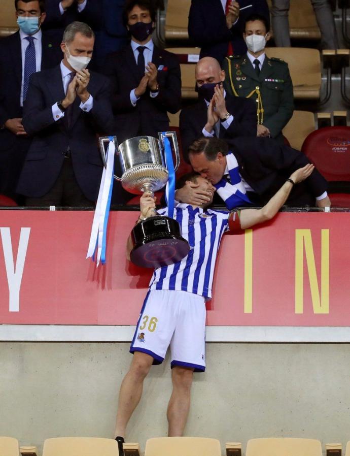 Jokin Aperribay celebra con Illarramendi el título de la Copa del Rey.