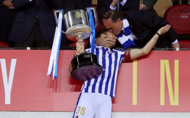 Jokin Aperribay celebra con Illarramendi el título de la Copa del Rey. Jokin Aperribay celebra con Illarramendi el título de la Copa del Rey.