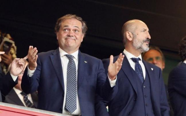 Aperribay, junto a Elizegi, hace un gesto a un aficionado antes de un derbi. Aperribay, junto a Elizegi, hace un gesto a un aficionado antes de un derbi.