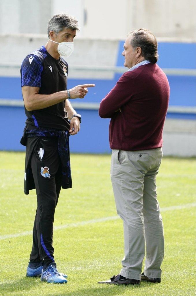 Jokin Aperribay e Imanol charlan durante el entrenamiento de la Real