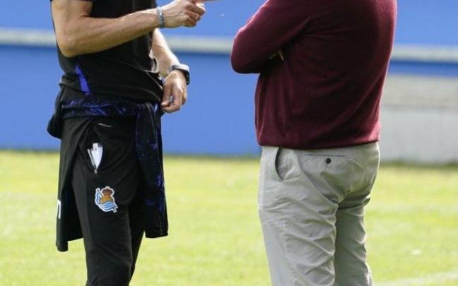 Jokin Aperribay e Imanol charlan durante el entrenamiento de la Real Jokin Aperribay e Imanol charlan durante el entrenamiento de la Real