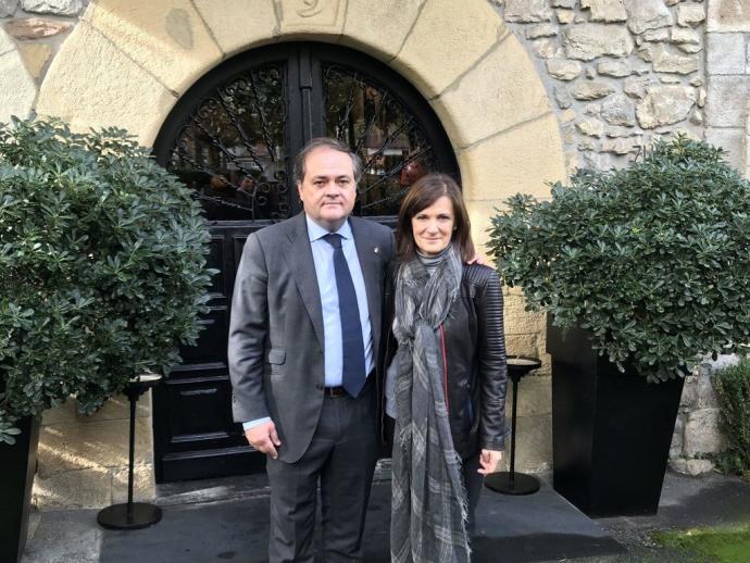 Jokin Aperribay y Amaia Gorostiza, en un encuentro antes de un partido entre la Real Sociedad y el Eibar.