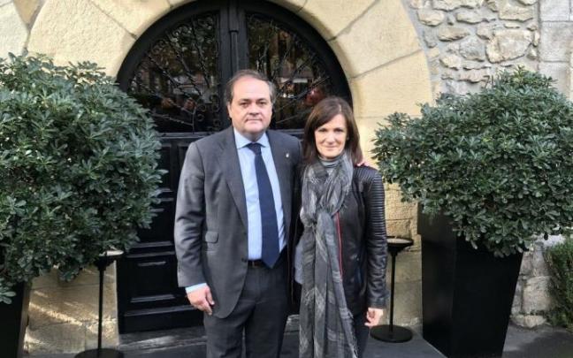 Jokin Aperribay y Amaia Gorostiza, en un encuentro antes de un partido entre la Real Sociedad y el Eibar.