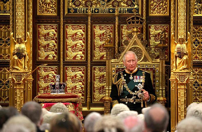 El príncipe Carlos junto a la silla vacía de Isabel II.