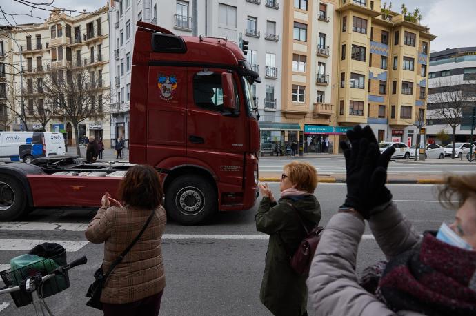 Personas aplauden al paso de la caravana de camiones convocada por Tradisna