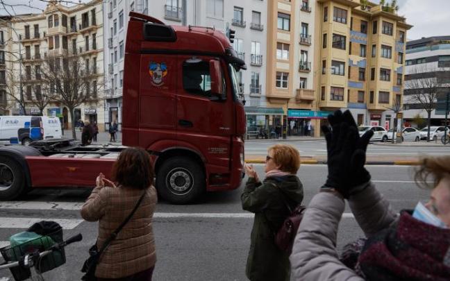 Personas aplauden al paso de la caravana de camiones convocada por Tradisna Personas aplauden al paso de la caravana de camiones convocada por Tradisna