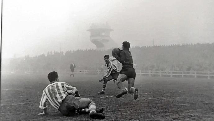 1 de diciembre de 1957. Mendizorroza. Deportivo Alavés-Rayo Vallecano (1-1). Hormaeche (de pie), acosando al portero rival Juan Bellido, fue uno de los afectados por la 'gripe asiática' y Arbaizar (caído) uno de los pocos que no se contagió.