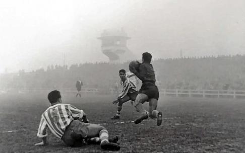 1 de diciembre de 1957. Mendizorroza. Deportivo Alavés-Rayo Vallecano (1-1). Hormaeche (de pie), acosando al portero rival Juan Bellido, fue uno de los afectados por la 'gripe asiática' y Arbaizar (caído) uno de los pocos que no se contagió. 1 de diciembre de 1957. Mendizorroza. Deportivo Alavés-Rayo Vallecano (1-1). Hormaeche (de pie), acosando al portero rival Juan Bellido, fue uno de los afectados por la 'gripe asiática' y Arbaizar (caído) uno de los pocos que no se contagió.
