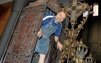 En esta página, en grande, Sergio González, presidente de la Comisión de Blusas y Neskas. Arriba y abajo, a la izquierda, diversas instantáneas de este 25 de julio e imagen de archivo de la ofrenda floral a La Blanca.