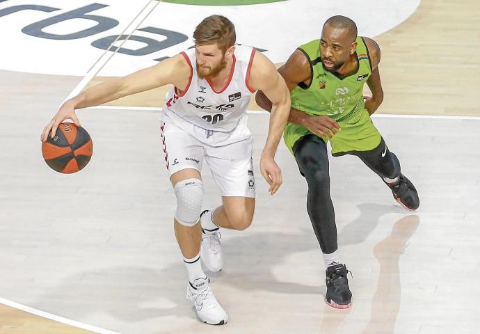 Regimantas Miniotas ante Christian Eyenga, en el partido de la primera vuelta en Fuenlabrada.