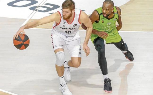Regimantas Miniotas ante Christian Eyenga, en el partido de la primera vuelta en Fuenlabrada.
