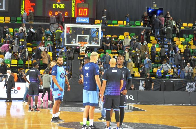 Los jugadores del Bilbao Basket y el Breogán charlan tras la suspensión del partido.