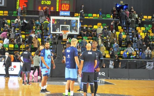 Los jugadores del Bilbao Basket y el Breogán charlan tras la suspensión del partido.
