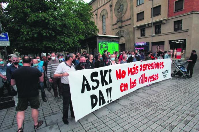 Concentración convocada por el comité de empresas de TCC en la plaza de Merindades.