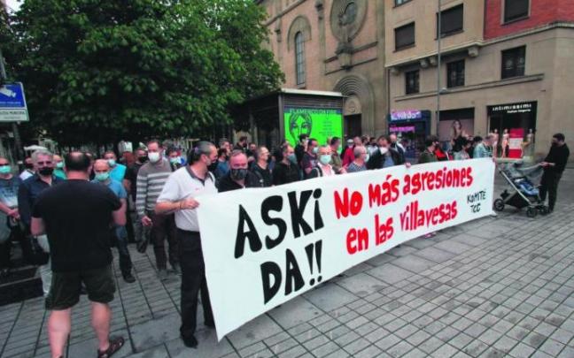 Concentración convocada por el comité de empresas de TCC en la plaza de Merindades. Concentración convocada por el comité de empresas de TCC en la plaza de Merindades.
