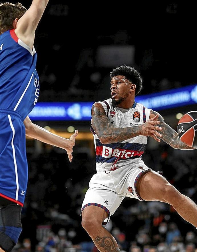 Peters dobla el balón ante el exbaskonista Pleiss. Foto: Efe