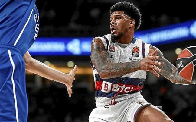 Peters dobla el balón ante el exbaskonista Pleiss. Foto: Efe