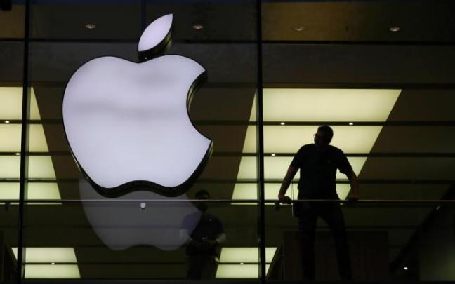 Logo de Apple en una de sus tiendas en Alemania.