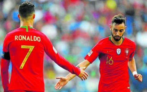 Bruno Fernandes, saludado por Cristiano Ronaldo al abandonar el césped. Foto: Efe