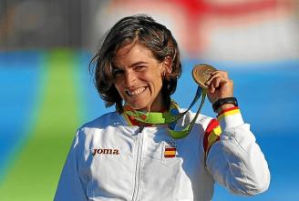 La palista lasartearra, con la medalla de oro. Foto: Efe