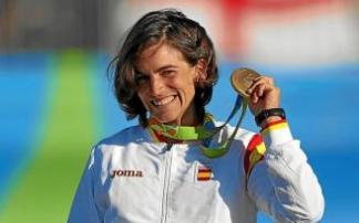 La palista lasartearra, con la medalla de oro. Foto: Efe