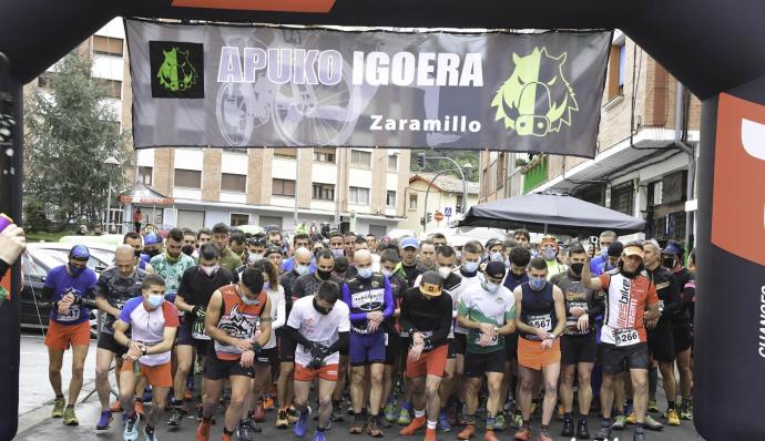 Los deportistas tomaron la salida con mascarilla y la mantuvieron puesta unos 500 metros.