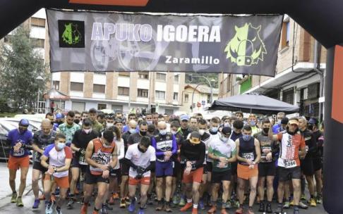 Los deportistas tomaron la salida con mascarilla y la mantuvieron puesta unos 500 metros.