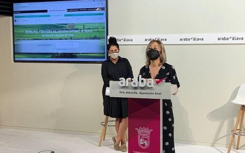 La diputada foral y la presidenta de la Cuadrilla de Ayala durante la presentación.